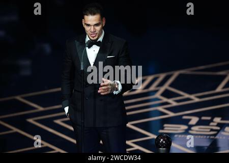 Ederson sul palco dopo aver ricevuto il premio come miglior portiere maschile durante i Best FIFA Football Awards all'Eventim Apollo di Londra. Data immagine: Lunedì 15 gennaio 2024. Foto Stock