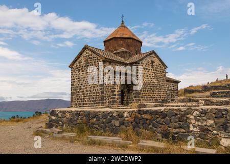 Vista del Sevanavank, complesso monastico situato sulla riva del lago Sevan. Surp Arakelots, che significa "i Santi Apostoli". Foto Stock