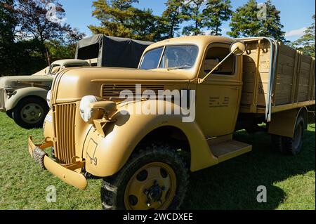 2023 - American Heritage Museum - Hudson, Massachusetts. I veicoli da trasporto dell'era della seconda guerra mondiale parcheggiano nell'erba in occasione di un evento di rievocazione. Foto Stock