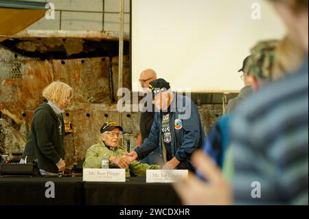 2023 - American Heritage Museum - Hudson, Massachusetts. Presentazione dei veterani della seconda guerra mondiale a un grande pubblico nell'appendiabiti principale. Foto Stock