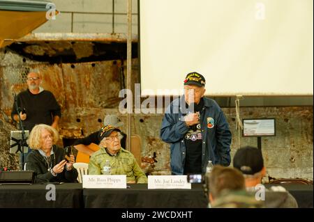 2023 - American Heritage Museum - Hudson, Massachusetts. Presentazione dei veterani della seconda guerra mondiale a un grande pubblico nell'appendiabiti principale. Foto Stock