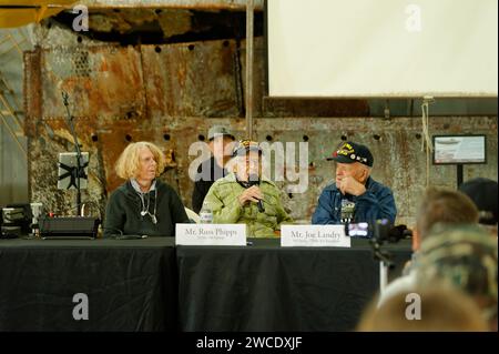 2023 - American Heritage Museum - Hudson, Massachusetts. Presentazione dei veterani della seconda guerra mondiale a un grande pubblico nell'appendiabiti principale. Foto Stock