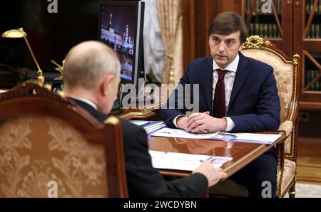 Mosca, Russia. 15 gennaio 2024. Il presidente russo Vladimir Putin, a sinistra, ascolta il ministro dell'istruzione Sergei Kravtsov durante un incontro faccia a faccia al Cremlino, il 15 gennaio 2024, a Mosca, in Russia. Crediti: Gavriil Grigorov/Cremlino Pool/Alamy Live News Foto Stock