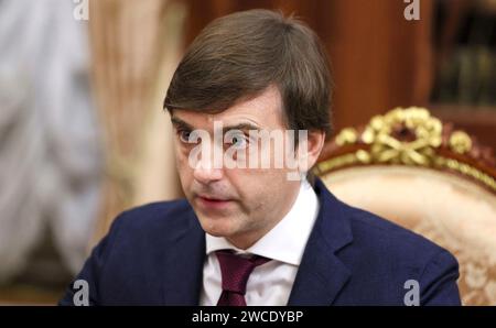 Mosca, Russia. 15 gennaio 2024. Il ministro dell'istruzione russo Sergei Kravtsov ascolta il presidente Vladimir Putin durante un incontro faccia a faccia al Cremlino, il 15 gennaio 2024, a Mosca, in Russia. Crediti: Gavriil Grigorov/Cremlino Pool/Alamy Live News Foto Stock