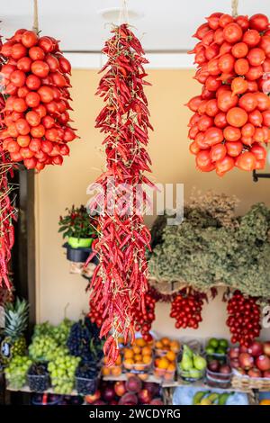 Peperoncino calabrese essiccato appeso al mercato di strada Foto Stock