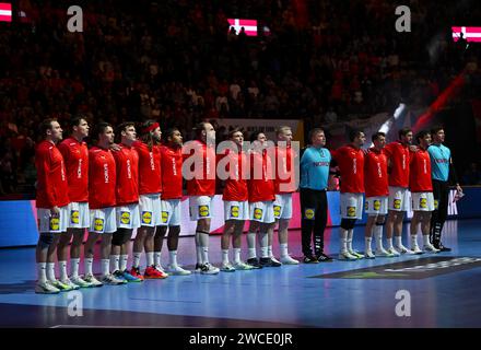 Monaco, Germania. 15 gennaio 2024. Pallamano: Campionato europeo, Danimarca - Portogallo, turno preliminare, gruppo F, partita giorno 3. La squadra danese si riunisce prima della partita. Crediti: Sven Hoppe/dpa/Alamy Live News Foto Stock