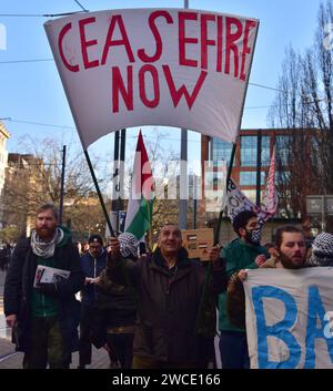 Protesta pro-Palestina nel centro di Manchester, nel Regno Unito, il 15 gennaio 2024, un uomo porta con sé un cartello "cessate il fuoco ora" Foto Stock