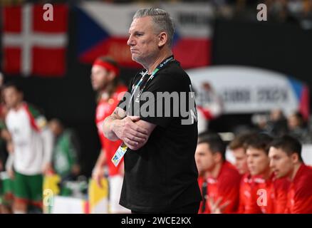 Monaco, Germania. 15 gennaio 2024. Pallamano: Campionato europeo, Danimarca - Portogallo, turno preliminare, gruppo F, partita giorno 3. L'allenatore danese Nikolaj Jacobsen segue la partita. Crediti: Sven Hoppe/dpa/Alamy Live News Foto Stock