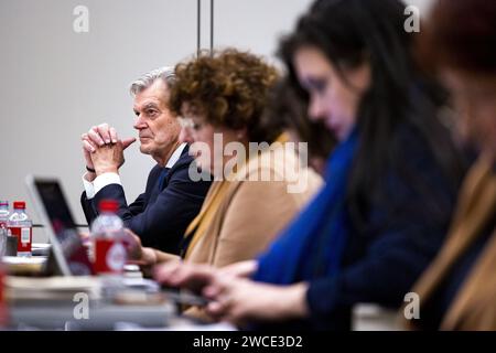 L'AIA - il senatore Martin van Rooijen (50PLUS) durante la discussione della legge di dispersione da parte del Senato. La legge del Segretario di Stato uscente Eric van der Burg (VVD, giustizia e sicurezza) deve garantire una distribuzione più uniforme dei richiedenti asilo in tutto il paese e consentire, in casi estremi, di obbligare i comuni ad accogliere i richiedenti asilo. ANP RAMON VAN FLYMEN paesi bassi Out - belgio Out Foto Stock