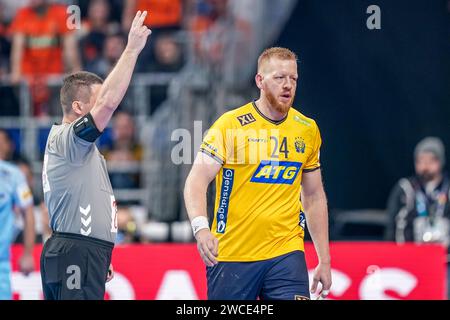 Mannheim, Germania. 15 gennaio 2024. MANNHEIM, GERMANIA - 15 GENNAIO: Lo svedese Jim Gottfridsson dà due minuti di penalità durante il turno preliminare dell'EHF Euro 2024 tra Svezia e Paesi Bassi alla SAPP Arena il 15 gennaio 2024 a Mannheim, Germania. (Foto di Henk Seppen/Orange Pictures) credito: Orange Pics BV/Alamy Live News Foto Stock