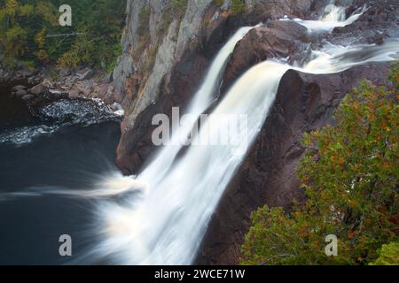 Alte cascate lungo Superior Hiking Trail, Tettegouche parco statale, Minnesota Foto Stock