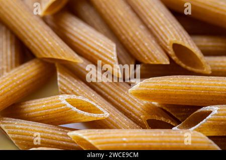 Primo piano di un mucchio di pasta integrale cruda Foto Stock