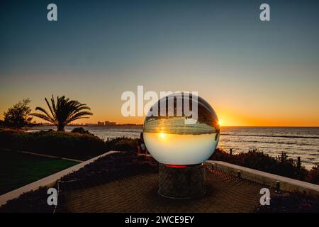 Un tramonto mozzafiato che illumina l'orizzonte dell'oceano Foto Stock