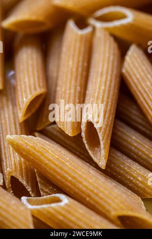 Primo piano di un mucchio di pasta integrale cruda Foto Stock