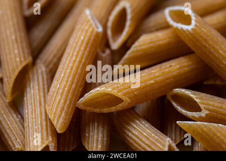 Primo piano di un mucchio di pasta integrale cruda Foto Stock