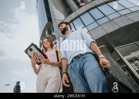 I professionisti discutono di nuovi progetti e strategie di crescita, networking per l'espansione del business in un centro urbano. Foto Stock