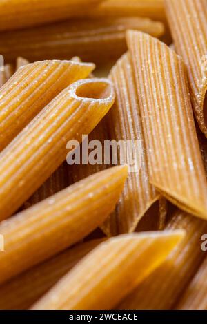 Primo piano di un mucchio di pasta integrale cruda Foto Stock