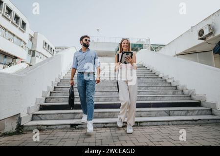 I professionisti del settore discutono di crescita ed espansione in un ambiente urbano vivace, cercando nuove opportunità e strategie per il successo. Foto Stock