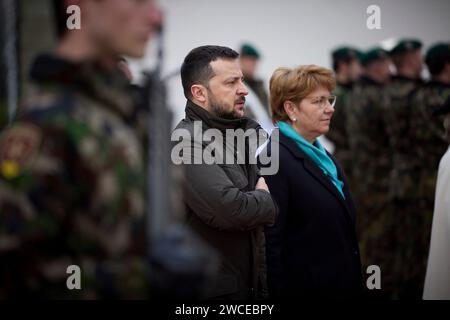 Kehrsatz, Svizzera. 15 gennaio 2024. Il presidente ucraino Volodymyr Zelenskyy, a sinistra, si trova accanto alla presidente svizzera Viola Amherd, a destra, durante la cerimonia di arrivo a Lohn Estate, il 15 gennaio 2024 a Kehrsatz, Berna, Svizzera. Zelenskyy è in Svizzera per incontri bilaterali e per partecipare al Forum economico Mondiale. Credito: Ucraina Presidenza/Ufficio stampa presidenziale ucraino/Alamy Live News Foto Stock