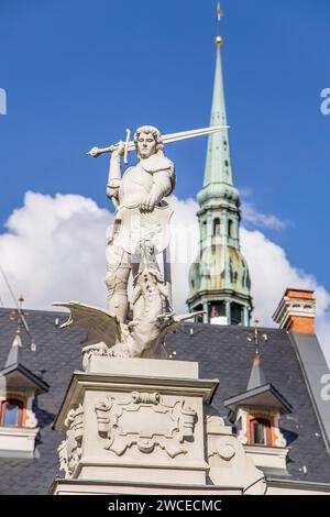 Riga, Lettonia - 7 luglio 2023: Piazza del Municipio, casa delle teste nere, scultura di San Rolando e Chiesa di San Pietro nella città vecchia di riga. Foto Stock