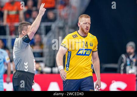 Mannheim, Germania. 15 gennaio 2024. MANNHEIM, GERMANIA - 15 GENNAIO: Lo svedese Jim Gottfridsson dà due minuti di penalità durante il turno preliminare dell'EHF Euro 2024 tra Svezia e Paesi Bassi alla SAPP Arena il 15 gennaio 2024 a Mannheim, Germania. (Foto di Henk Seppen/Orange Pictures) credito: dpa/Alamy Live News Foto Stock