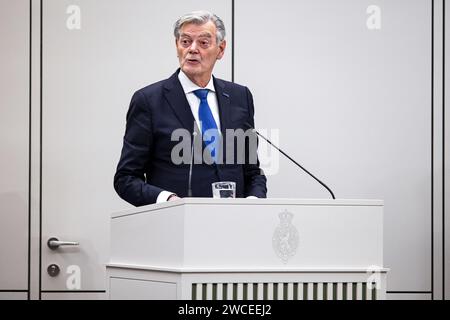 L'AIA - il senatore Martin van Rooijen (50PLUS) durante la discussione della legge di dispersione da parte del Senato. La legge del Segretario di Stato uscente Eric van der Burg (VVD, giustizia e sicurezza) deve garantire una distribuzione più uniforme dei richiedenti asilo in tutto il paese e consentire, in casi estremi, di obbligare i comuni ad accogliere i richiedenti asilo. ANP RAMON VAN FLYMEN paesi bassi Out - belgio Out Foto Stock