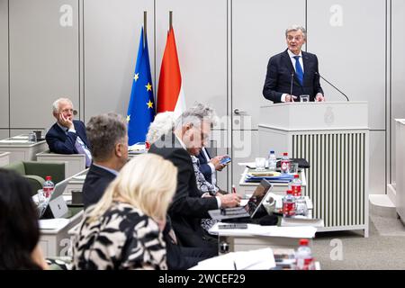 L'AIA - il senatore Martin van Rooijen (50PLUS) durante la discussione della legge di dispersione da parte del Senato. La legge del Segretario di Stato uscente Eric van der Burg (VVD, giustizia e sicurezza) deve garantire una distribuzione più uniforme dei richiedenti asilo in tutto il paese e consentire, in casi estremi, di obbligare i comuni ad accogliere i richiedenti asilo. ANP RAMON VAN FLYMEN paesi bassi Out - belgio Out Foto Stock