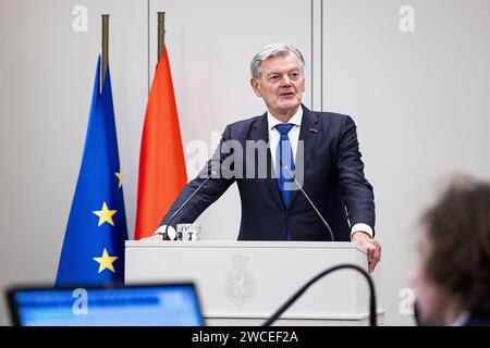 L'AIA - il senatore Martin van Rooijen (50PLUS) durante la discussione della legge di dispersione da parte del Senato. La legge del Segretario di Stato uscente Eric van der Burg (VVD, giustizia e sicurezza) deve garantire una distribuzione più uniforme dei richiedenti asilo in tutto il paese e consentire, in casi estremi, di obbligare i comuni ad accogliere i richiedenti asilo. ANP RAMON VAN FLYMEN paesi bassi Out - belgio Out Foto Stock