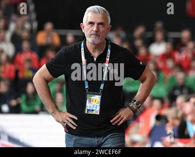 Monaco, Germania. 15 gennaio 2024. Pallamano: Campionato europeo, Danimarca - Portogallo, turno preliminare, gruppo F, partita giorno 3. Il portoghese Coach Paulo Pereira segue la partita. Crediti: Sven Hoppe/dpa/Alamy Live News Foto Stock