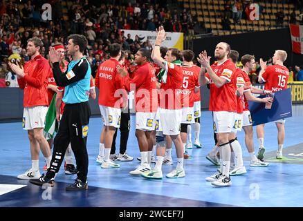 Monaco, Germania. 15 gennaio 2024. Pallamano: Campionato europeo, Danimarca - Portogallo, turno preliminare, gruppo F, partita giorno 3. I giocatori della Danimarca fanno il tifo dopo la partita. Crediti: Sven Hoppe/dpa/Alamy Live News Foto Stock