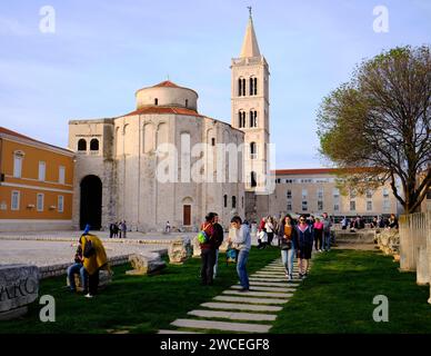 Vista dell'architettura della chiesa di San Donato del XV secolo, della città vecchia di Zara, della piazza del foro Romano nella città vecchia Foto Stock
