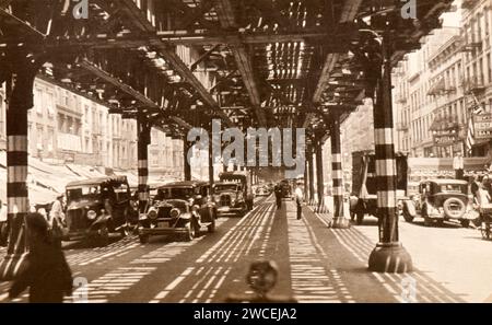 Foto tratta dall'album di una famiglia ebrea italiana (Jarach) in viaggio a New york e all'Expo internazionale di Chicago nell'estate del 1933. Qui potrai ammirare Little Italy e la sua metropolitana sopraelevata a Manhattan, New York Foto Stock