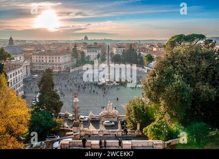 Piazza del popolo in serata, vista dalla Terrazza del Pincio, con la Cupola del Vaticano difficilmente vista sullo sfondo. Tramonto panoramico a Roma, Italia. Foto Stock