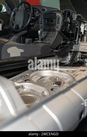 L'interno della vettura, che è in riparazione presso l'officina di riparazione auto. Interno smontato della vettura. Foto Stock
