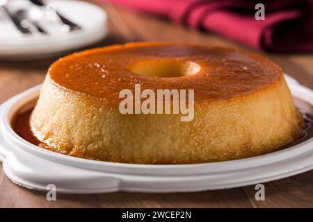 Gustoso dessert a base di budino sul tavolo. Foto Stock