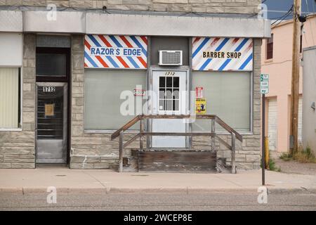 Negozio di barbiere Razor's Edge sul lato ovest del centro di Cheyenne Wyoming - Agosto 2021 Foto Stock