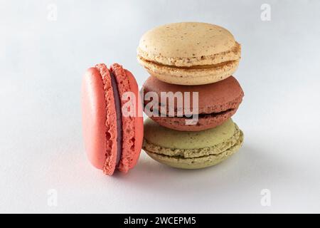 Deliziosi macaron colorati su sfondo bianco. Foto Stock