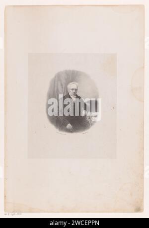 Ritratto di un uomo sconosciuto, Johan Hendrik Hoffmeister, 1843 - 1863 stampa la persona ritratta siede su una sedia. Indossa gli occhiali e ha un bastoncino nella mano destra. Accanto a lui, sul tavolo, c'è un cappello rovesciato. Tipografia: Netherlandsprinter: La carta dell'Aia. persone storiche (+ ritratti a mezza lunghezza). occhiali da vista, occhiali. bastone da passeggio, staff. head-gear: cappello Foto Stock