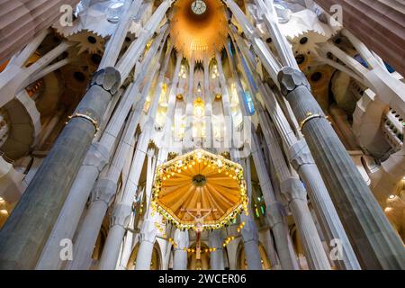 All'interno della Sagrada Família, baldacchino dell'altare maggiore con Gesù Cristo sulla croce di Antoni Galdí, Barcellona, Spagna Foto Stock