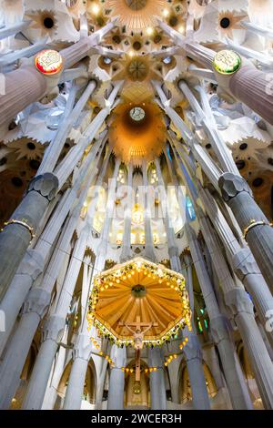 All'interno della Sagrada Família, baldacchino dell'altare maggiore con Gesù Cristo sulla croce di Antoni Galdí, Barcellona, Spagna Foto Stock