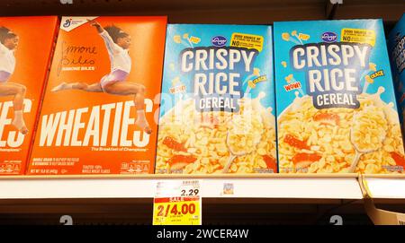 Primo piano di scatole di cereali per la colazione, Wheaties e marca generica di Rice Krispies di Kroger, Crispy Rice - novembre 2023 Foto Stock