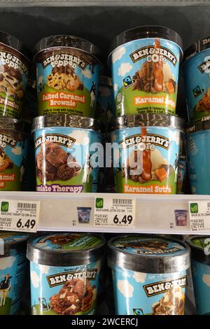 Primo piano delle pinte del gelato Ben & Jerry's - novembre 2023 Foto Stock