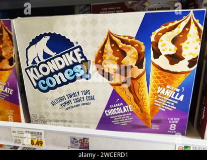 Primo piano di una scatola di coni di gelato Klondike - novembre 2023 Foto Stock