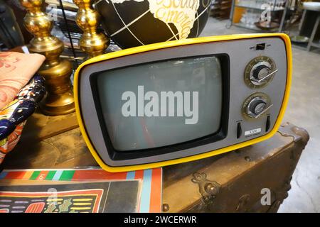 Televisore XAM giallo vintage in vendita in un negozio di antiquariato - novembre 2023 Foto Stock