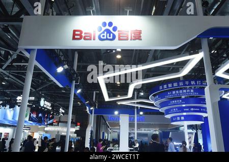 HANGZHOU, CINA - 23 NOVEMBRE 2023 - i visitatori visitano lo stand di Baidu durante una mostra a Hangzhou, nella provincia dello Zhejiang della Cina orientale, il 23 novembre 2023. Foto Stock