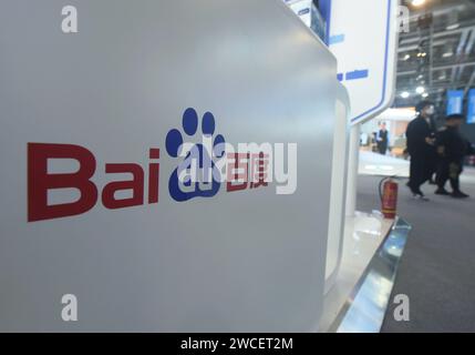 HANGZHOU, CINA - 23 NOVEMBRE 2023 - i visitatori visitano lo stand di Baidu durante una mostra a Hangzhou, nella provincia dello Zhejiang della Cina orientale, il 23 novembre 2023. Foto Stock