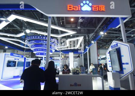 HANGZHOU, CINA - 23 NOVEMBRE 2023 - i visitatori visitano lo stand di Baidu durante una mostra a Hangzhou, nella provincia dello Zhejiang della Cina orientale, il 23 novembre 2023. Foto Stock