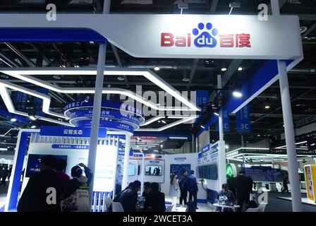 HANGZHOU, CINA - 23 NOVEMBRE 2023 - i visitatori visitano lo stand di Baidu durante una mostra a Hangzhou, nella provincia dello Zhejiang della Cina orientale, il 23 novembre 2023. Foto Stock