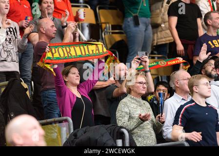 Monaco, Germania. 15 gennaio 2024. Monaco di Baviera, Germania, 15 gennaio 2024: Tifosi del Portogallo durante la fase a gironi del Campionato europeo di pallamano 2024 tra Danimarca e Portogallo all'Olympiahalle di Monaco, Germania. (Sven Beyrich/SPP) credito: SPP Sport Press Photo. /Alamy Live News Foto Stock