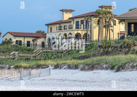 Case di lusso con vista sull'oceano a Mickler Beach lungo la costa atlantica a Ponte Vedra Beach, Florida. (USA) Foto Stock